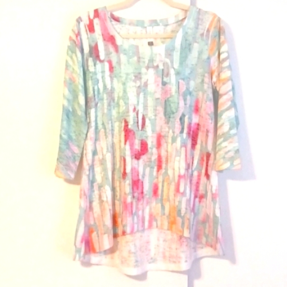 Whimsy Rose "Watercolor" Hi Lo Lightweight Tshirt in Size M